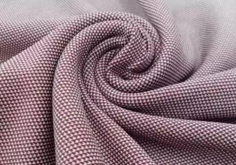 外观似毛戎丝或棉,有蜡状手感和光泽,弹性和回复性一般不易起皱比重小