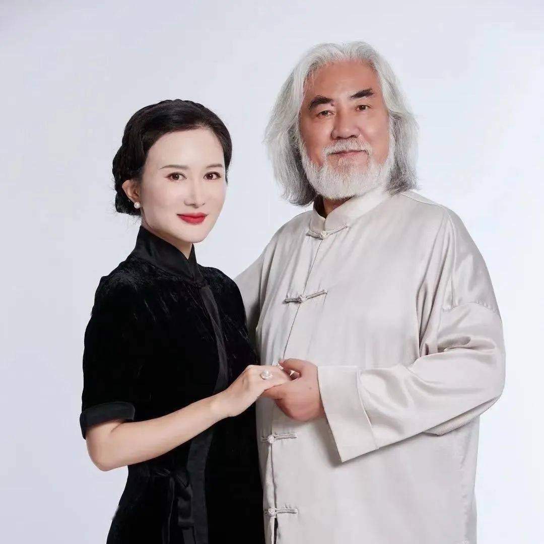 张纪中是中国影视界的一面旗帜,执导过多部经典作品,如《射雕英雄传》