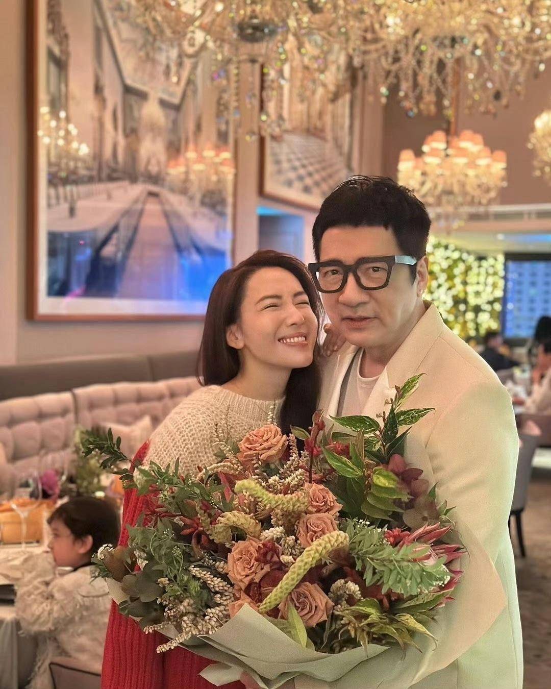 圈中好友现身送祝福,妻子甜蜜献吻_胡定欣_陈山聪_李施