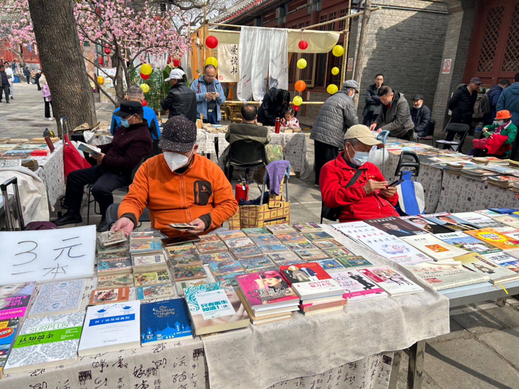 汇集众多珍贵古籍旧书，报国寺古旧书市将持续举办_连环画_活动_专区