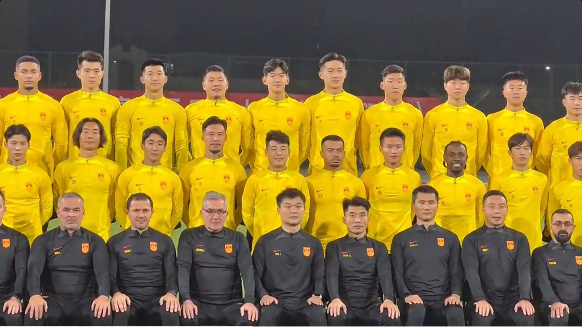 伊万科维奇国足全家福出炉李可苦大仇深引热议费南多笑了