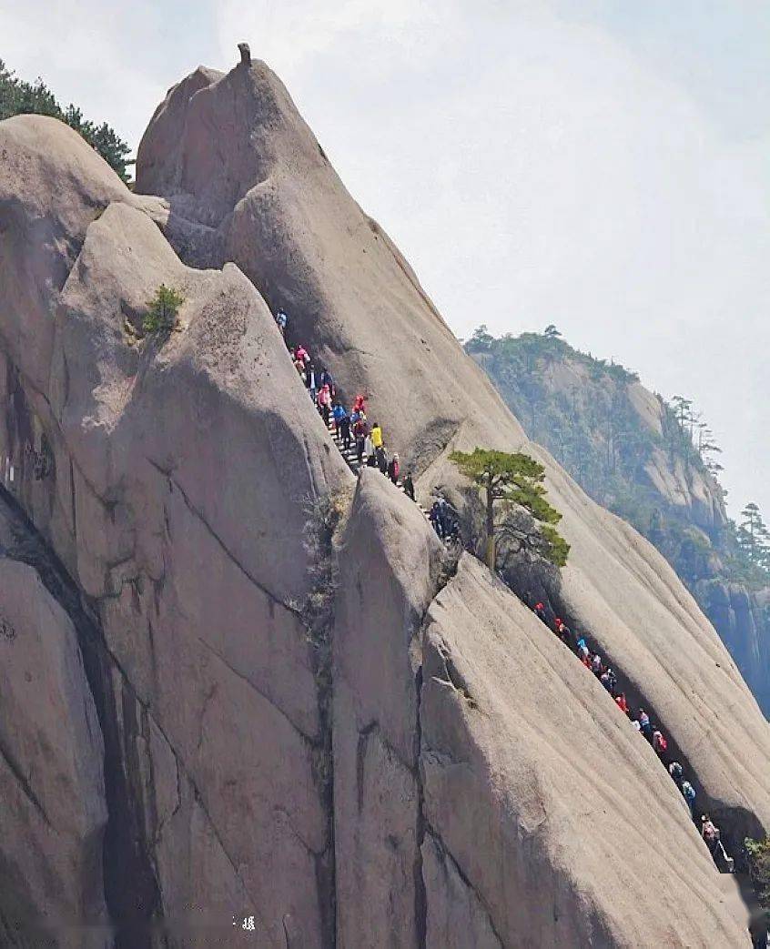 黄山鳌鱼峰一线天图片