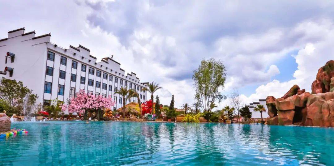 闯关东文化,徽派古建筑,红酒温泉,篝火酒文化周边特色餐饮:品松花湖鱼