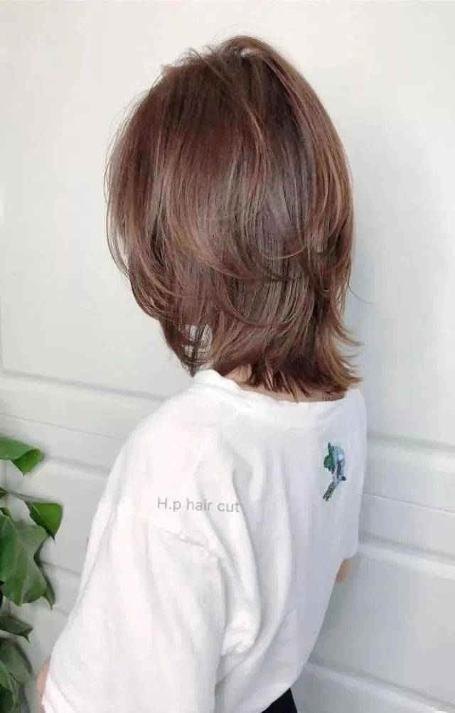 燕尾短发今年特别流行,好看时髦不显老