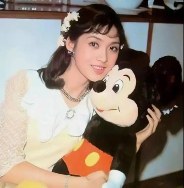 她一生只拍一部戏,冯小刚为她痴迷几十年,如今65岁却宛如少女_邱佩宁