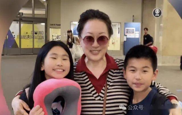老戏骨毛永明晒家人的团聚照妻子女儿和两个孙子现身