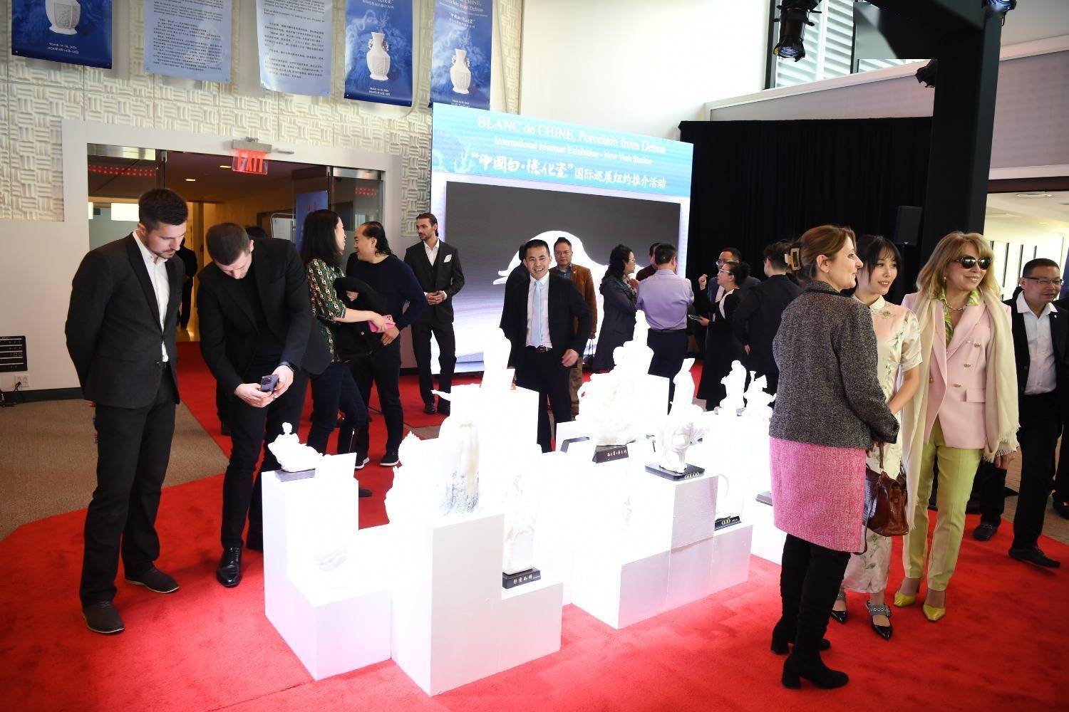 中国白德化瓷国际巡展亮相纽约时报广场