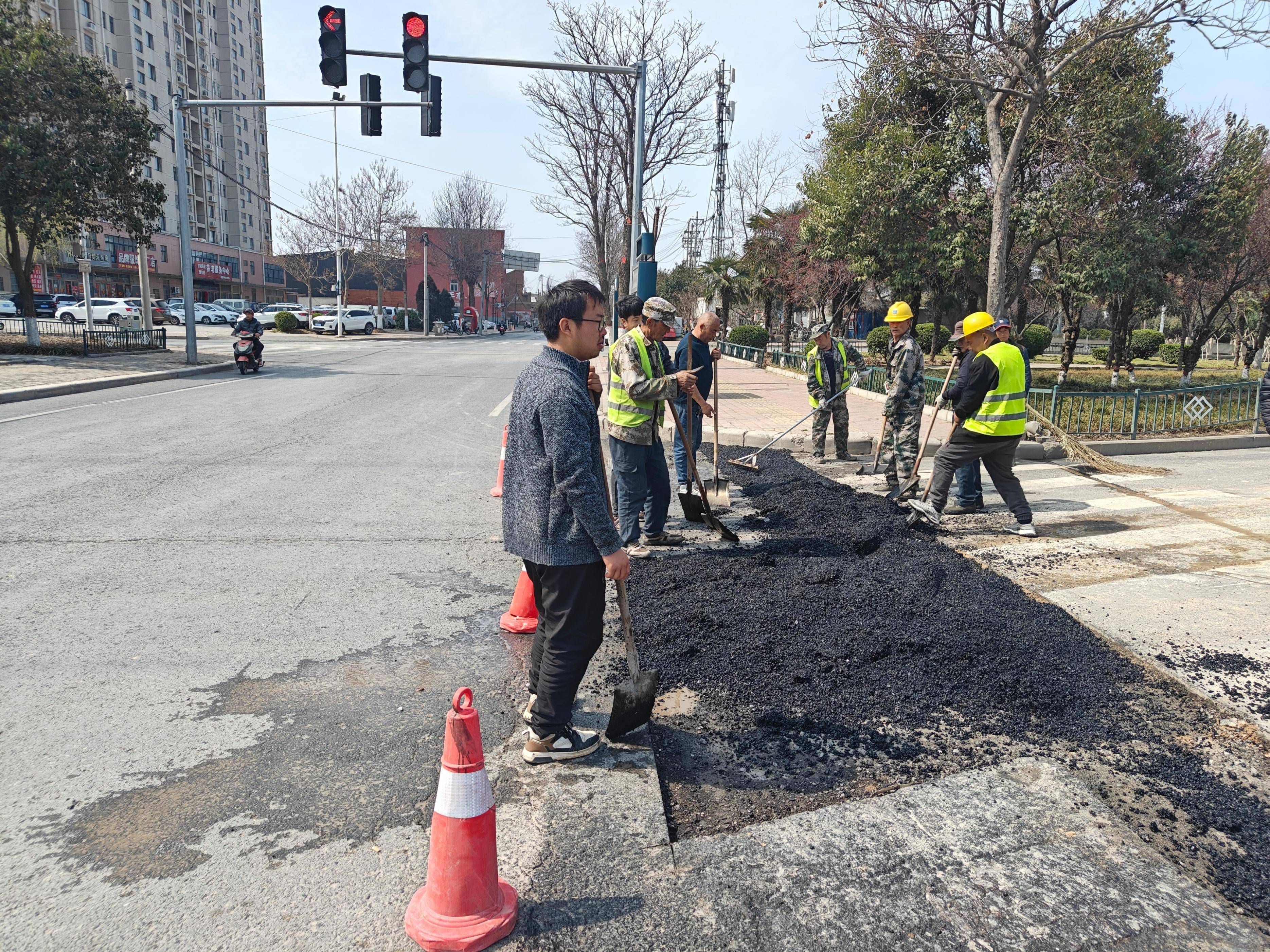 荥阳市城管局持续开展道路维修大力保障城市双提升