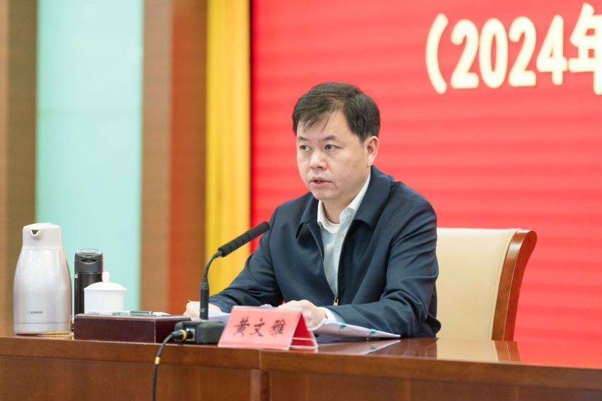 会议上,深圳市龙岗区委常委,副区长,区委教育工作领导小组组长黄文雅