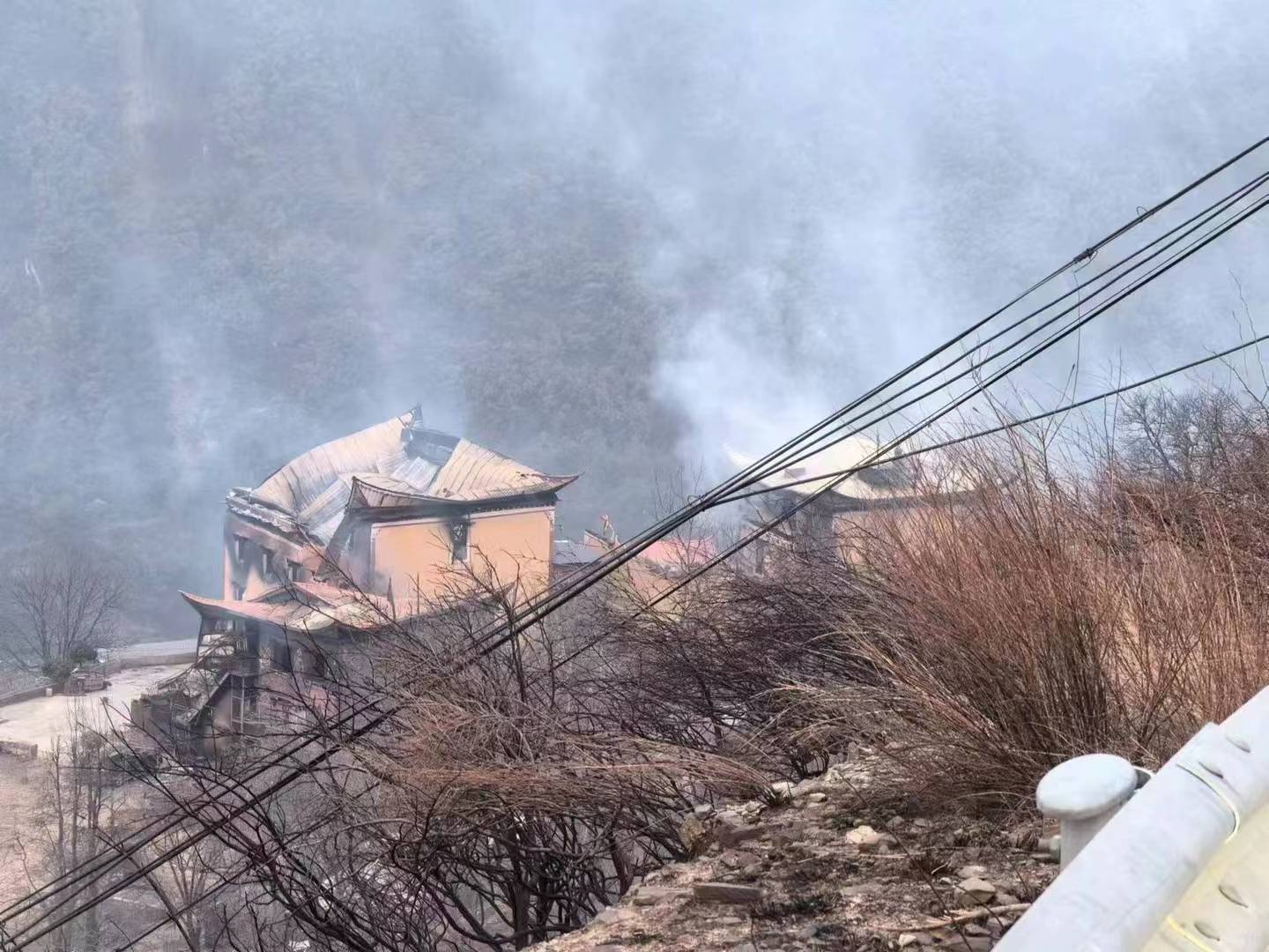 山火侵袭松茸之乡雅江人员安全但有人失去房屋和生计