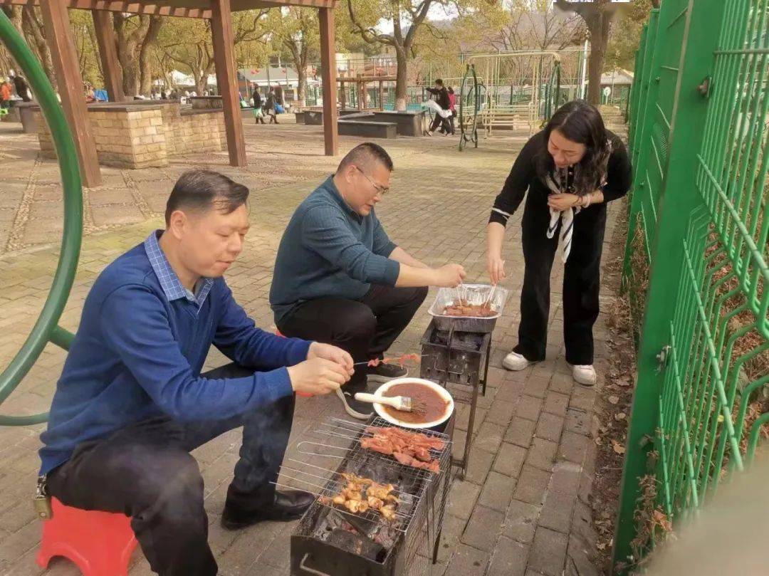 离开电脑桌,平时在家不参与任何家务活动的选手,此时纷纷化身为"烧烤