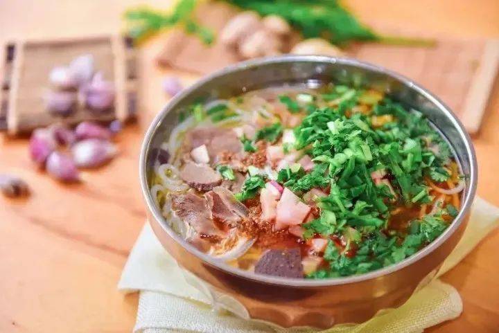 "我们这边有很多特色美食,比如兴义羊肉粉,兴仁牛肉粉,盒子粑……让来