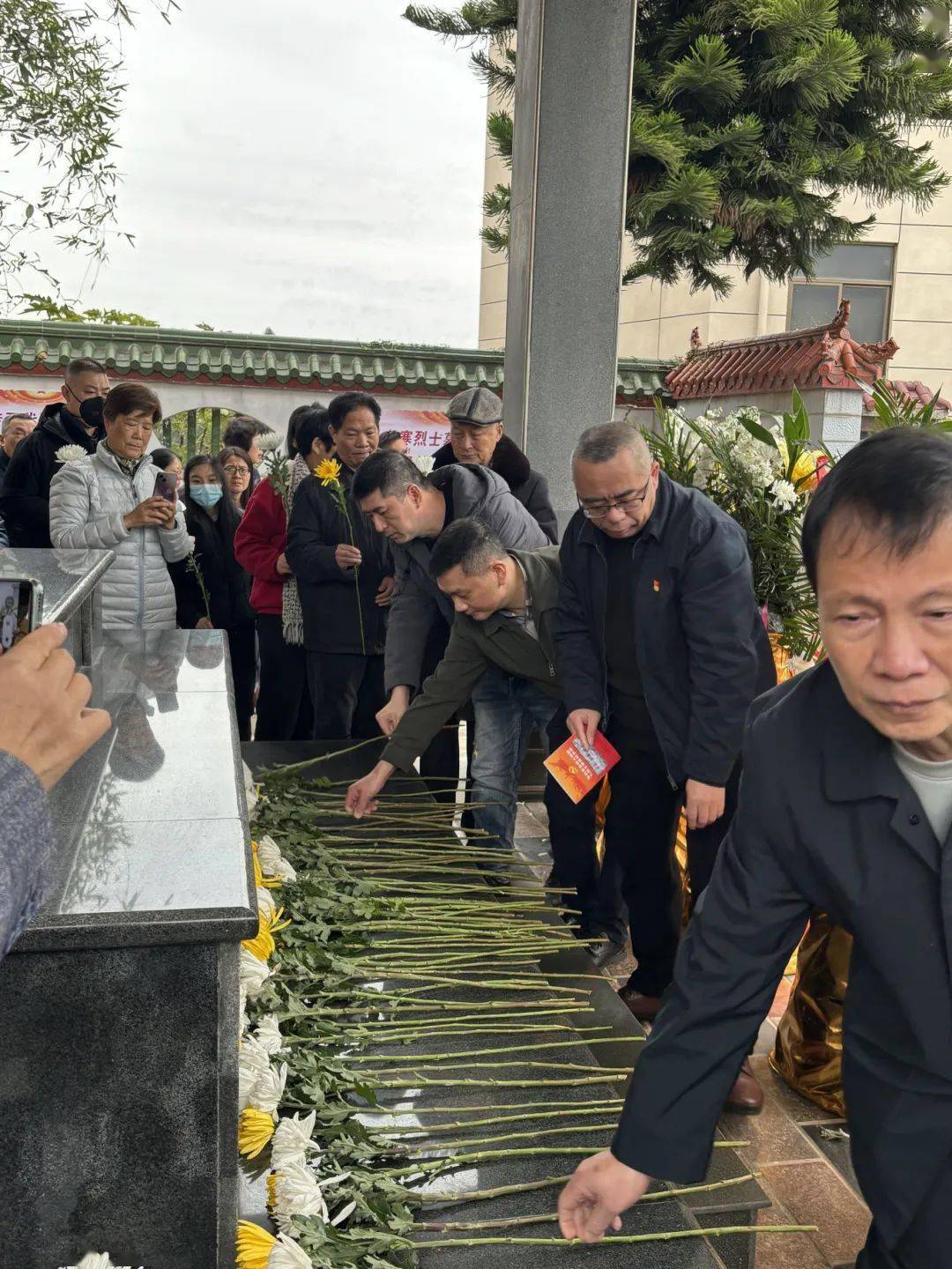 向烈士献花致敬少先队员献唱仪式上,由区委党史方志室主任陈学林带领