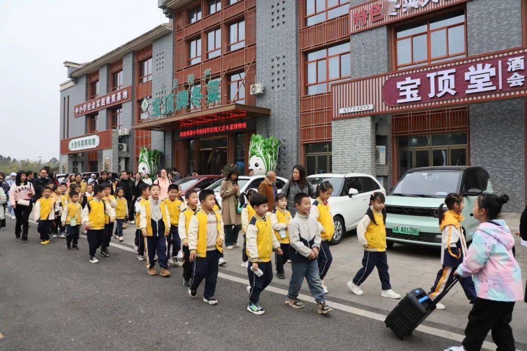 3月17日,大足区香国小学60多名一年级学生在家长的陪伴下,走进大足