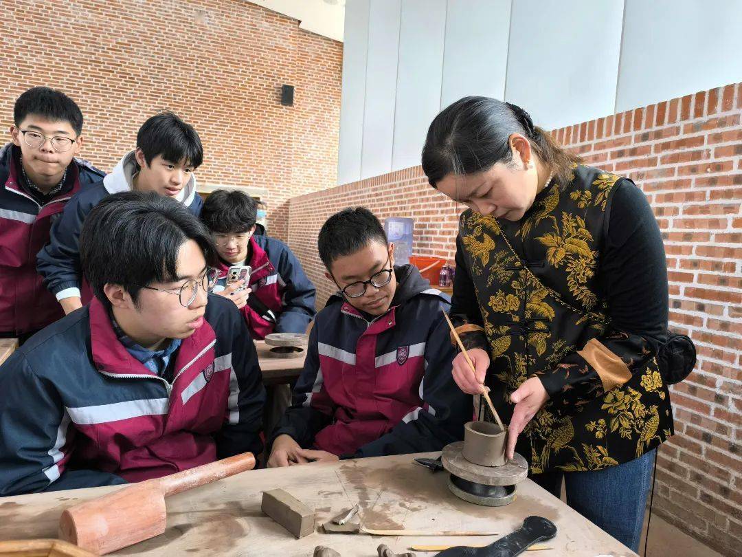 丁蜀成人学校的游学活动,正是旨在为学生打造一个接触社会,接触生产的
