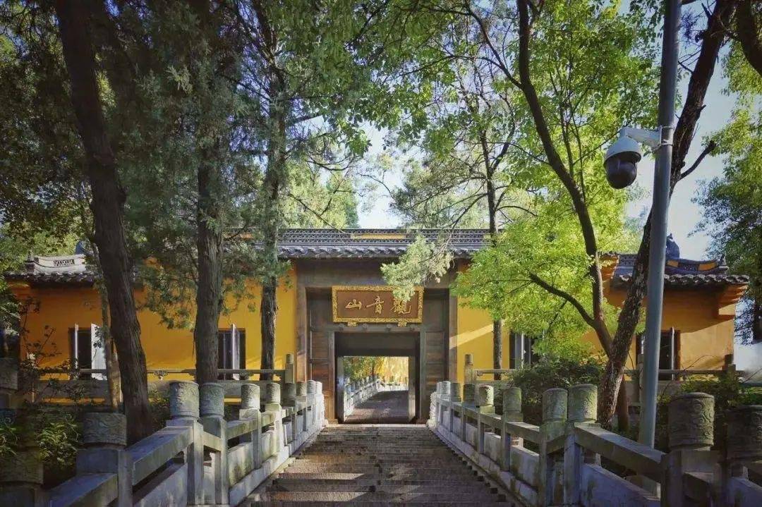 远眺瘦西湖与扬州城风景,登上栖灵塔塔顶可俯瞰大明寺,曾为大明寺住持