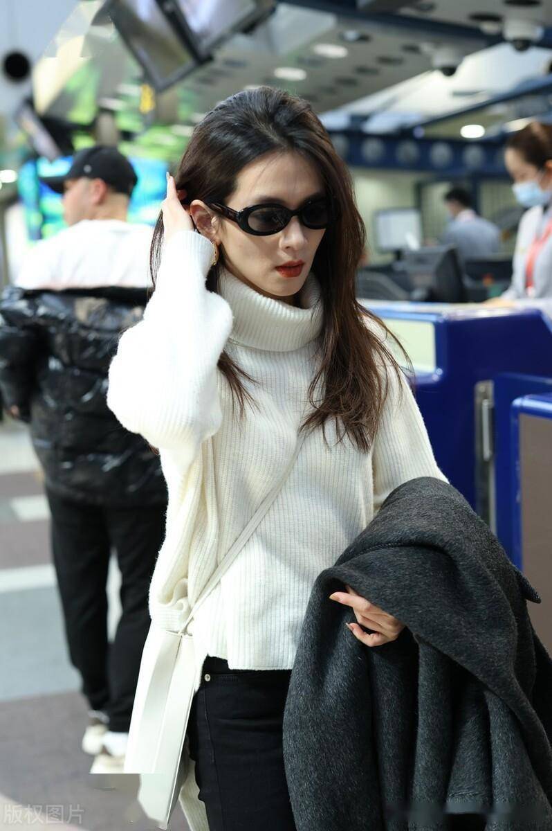 陈昊宇现身北京机场,白色高领毛衣时尚优雅