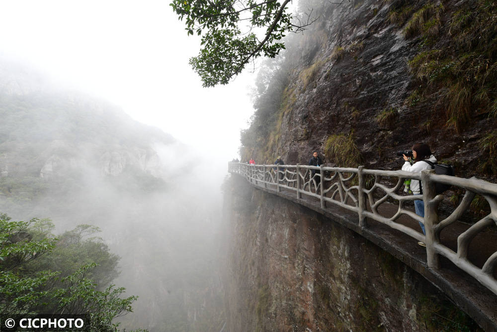 浙江温州:雨后雁荡山云雾缭绕 美如仙境引客来_乐清_景区_游客