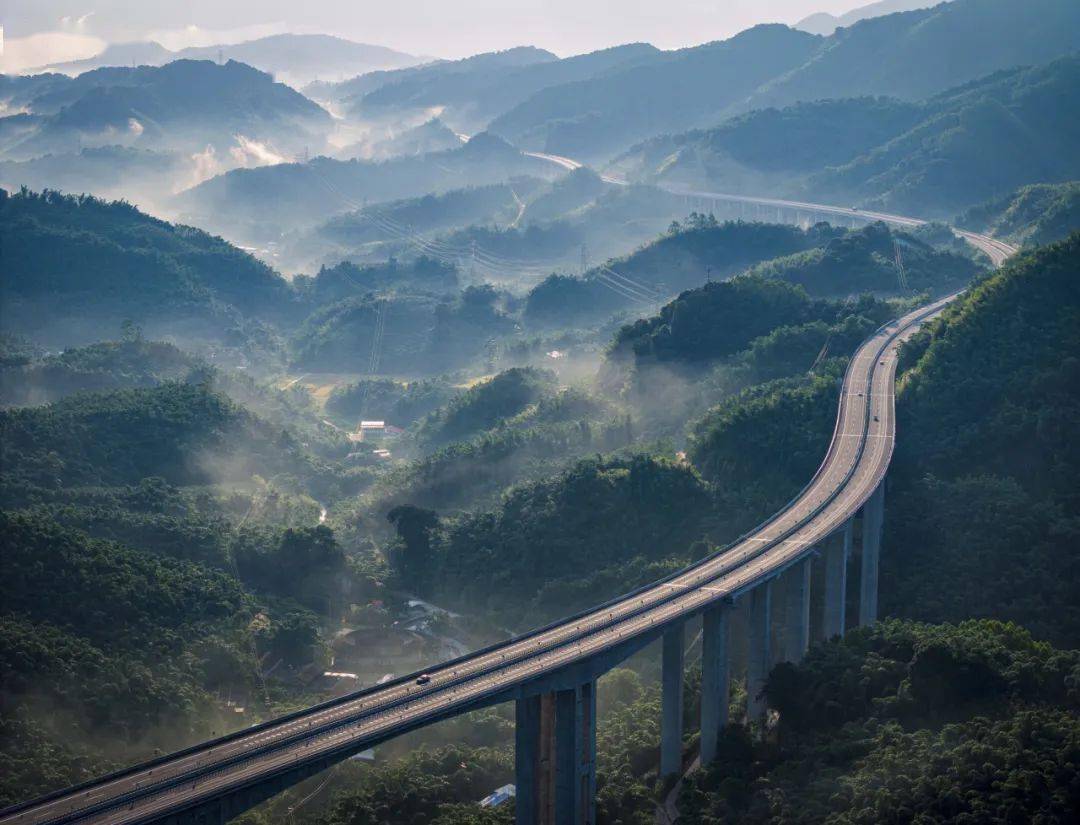 漳武高速南靖段 陈曙光摄张其扬:为了让县(区),建设单位能尽快熟悉