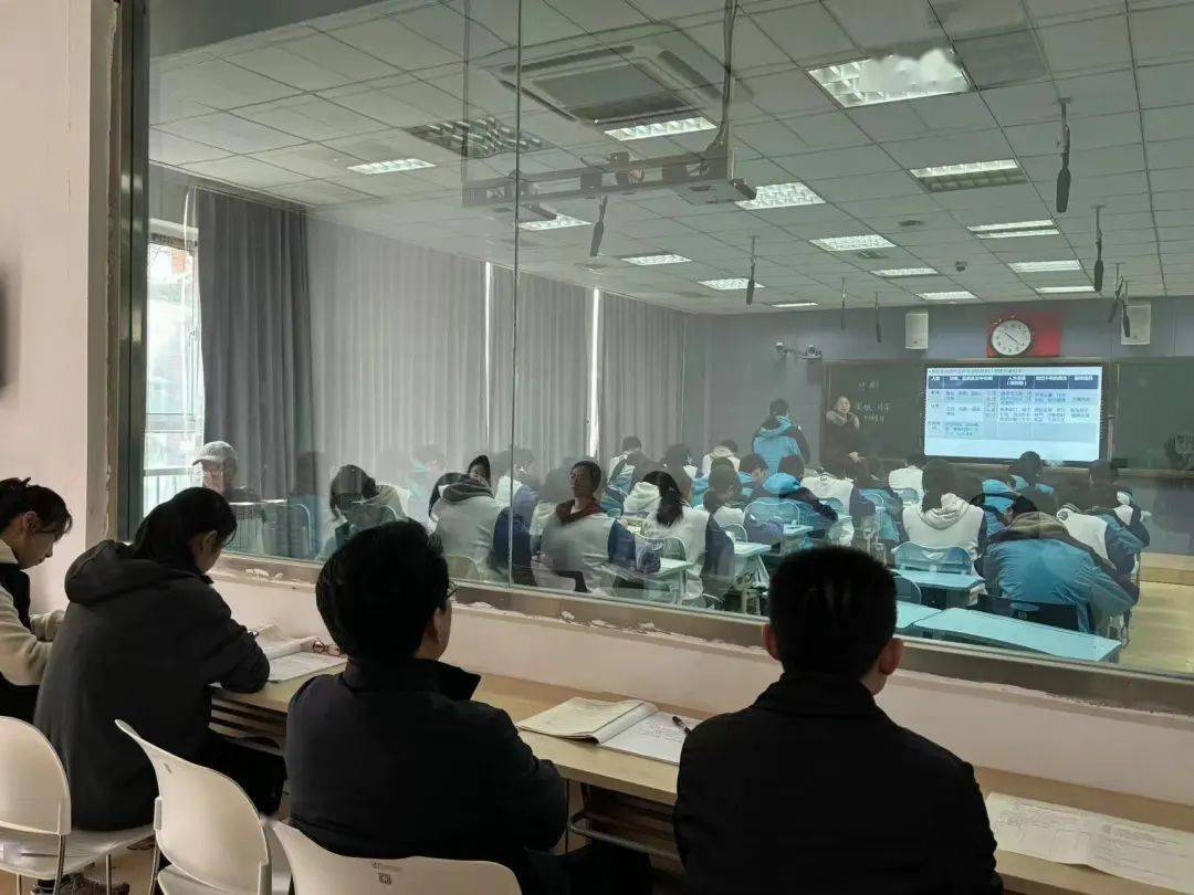 孙大庆老师认为本课设计符合学生认知规律,整堂课逻辑清晰,思维连贯
