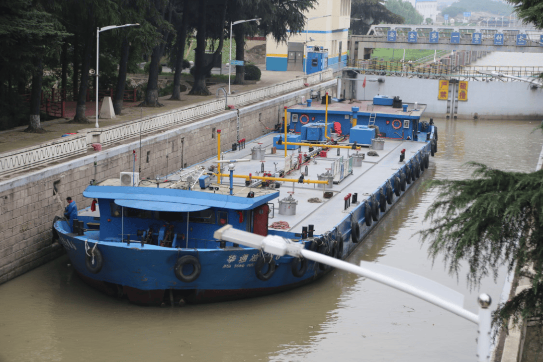 翔宇鸾娃运河水润童心红领巾看船闸