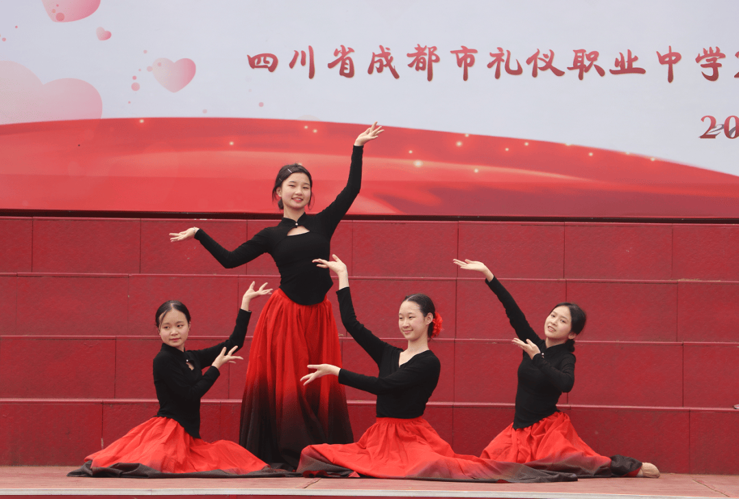 十八而志逐梦想青春有为向未来成都市礼仪职业中学举行2024届毕业典礼