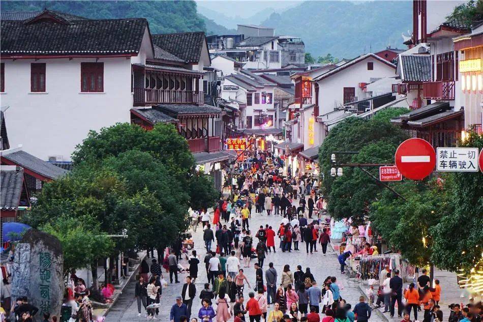 阳朔西街中西文化交融的地球村