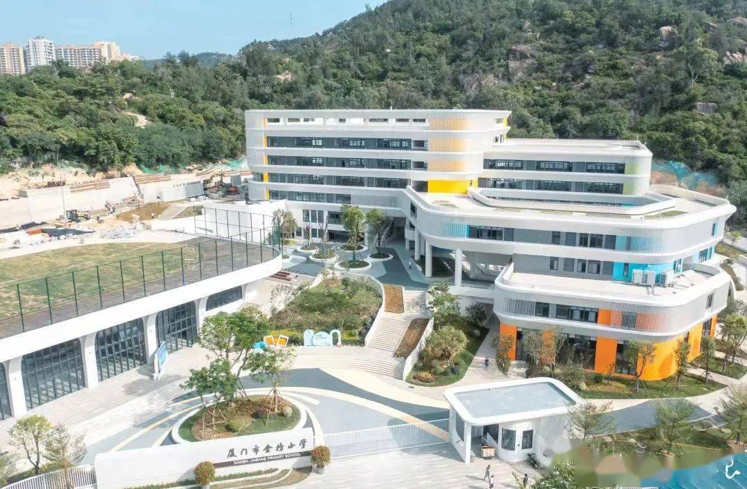 位于火车站南广场对面的金榜小学.