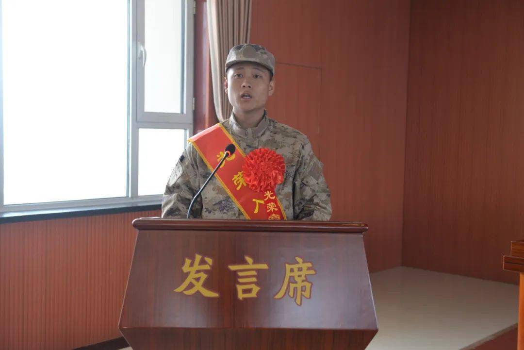 代表孟烽表示,将牢记嘱托,顽强拼搏,刻苦训练,早日成为一名合格的军人