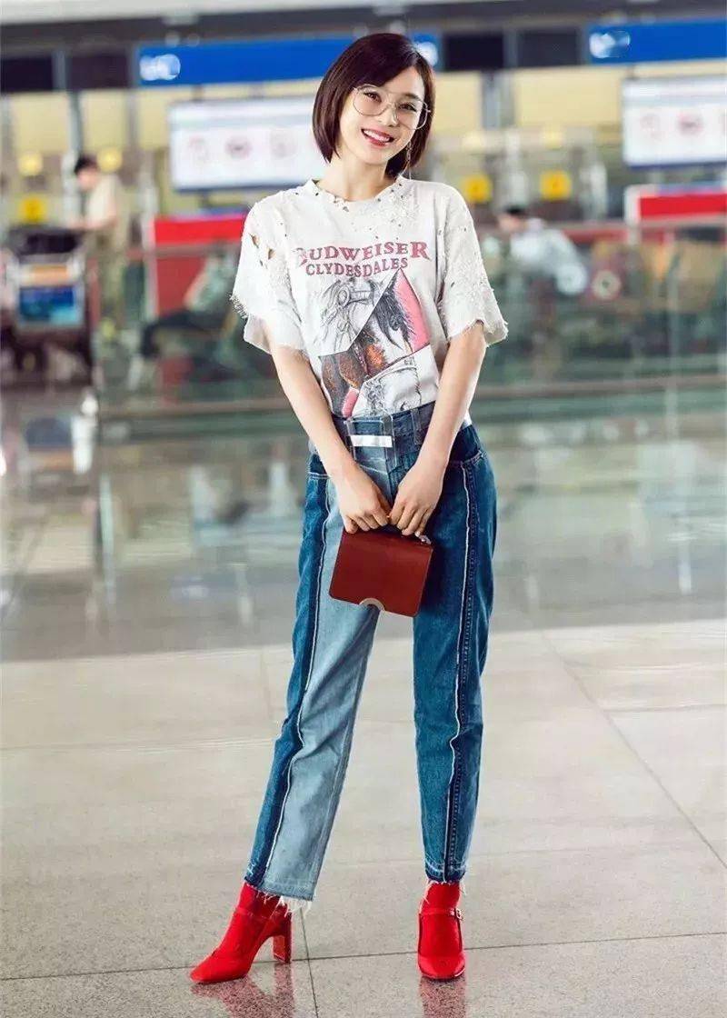 下非常火爆的流行单品,不仅时髦感爆棚,拼色的设计还非常显瘦修饰腿型