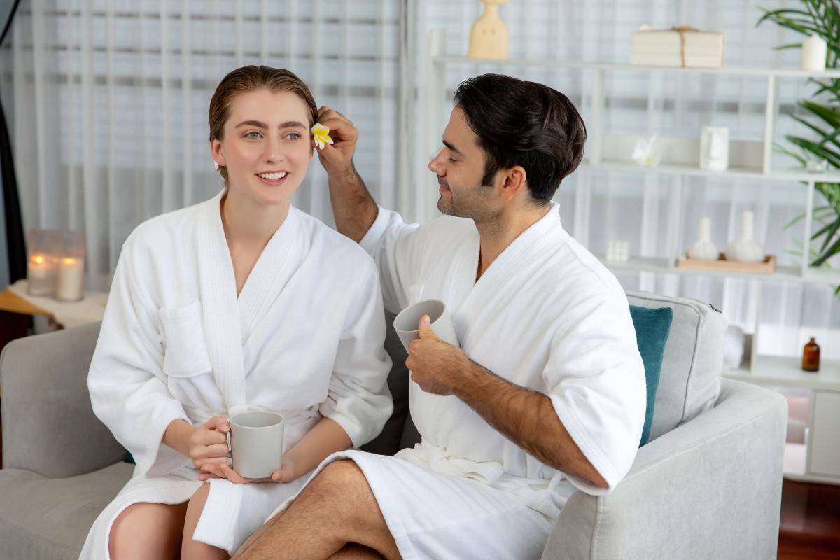 情侣为"省事"却吃大亏_毛巾_马桶_旅游