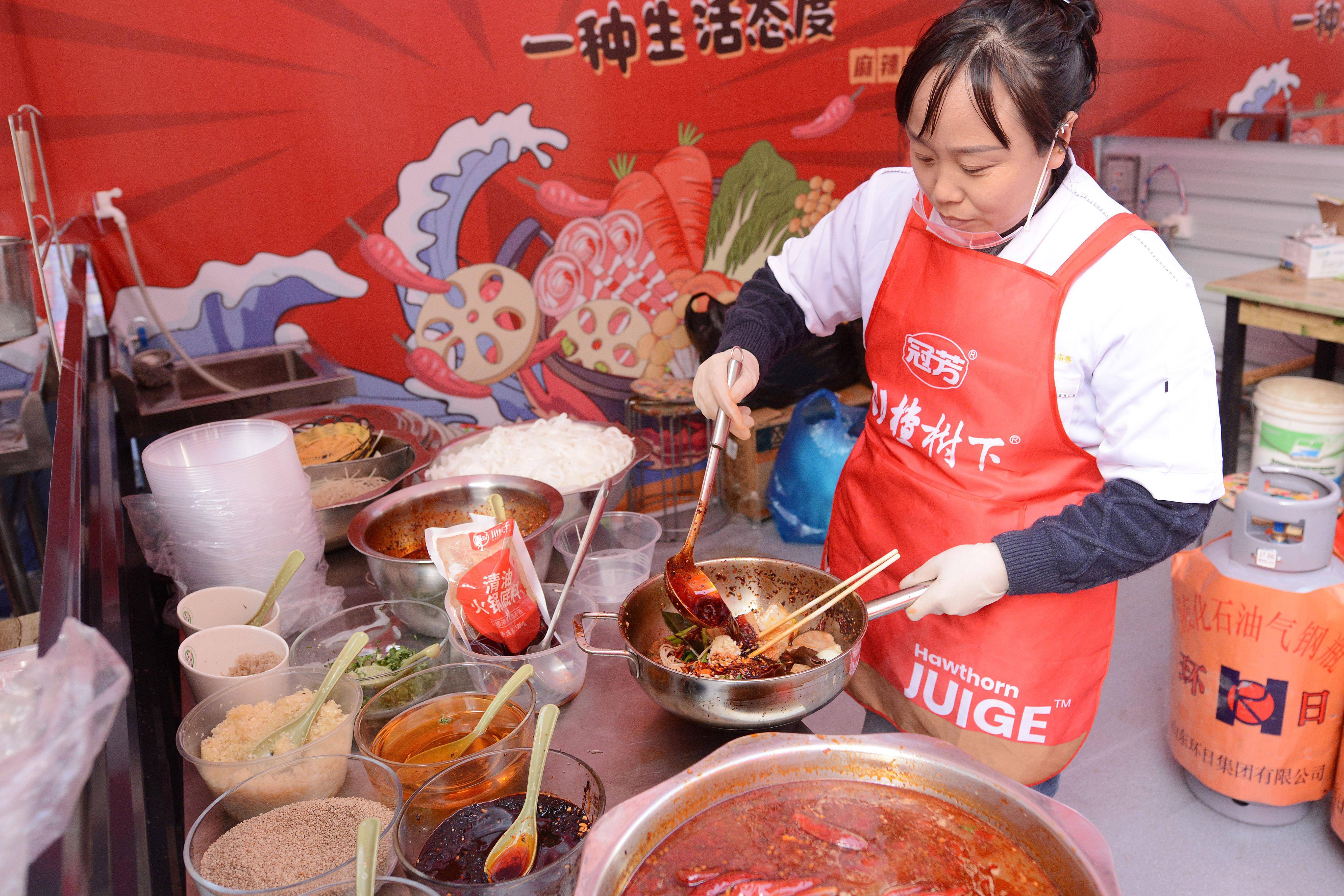 麻辣烫一条街开街 39户"麻辣人家"组团"宠粉"