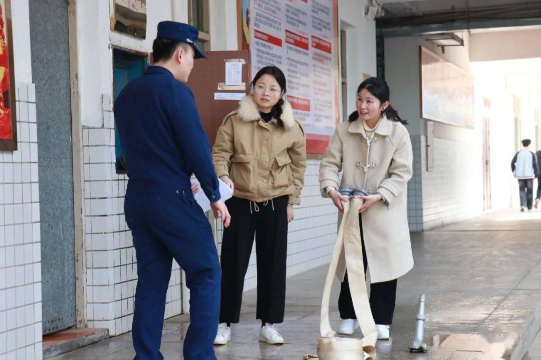 江西省西山学校成功举行教职工消防一警六员培训活动