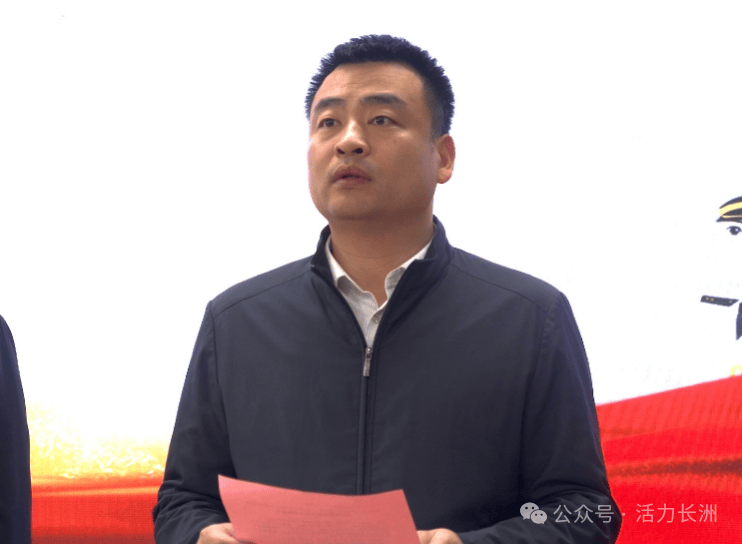 陶国铭,杨正沛为入伍新兵颁发了《入伍通知书》,并