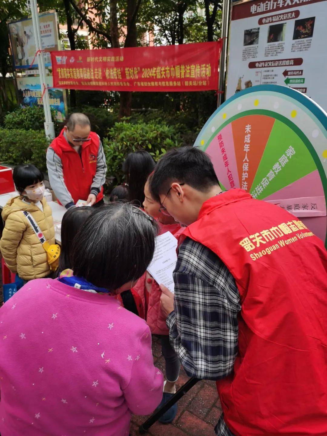 护苗行动走进依法带娃新时代韶关市妇联进社区开展未成年人普法宣传