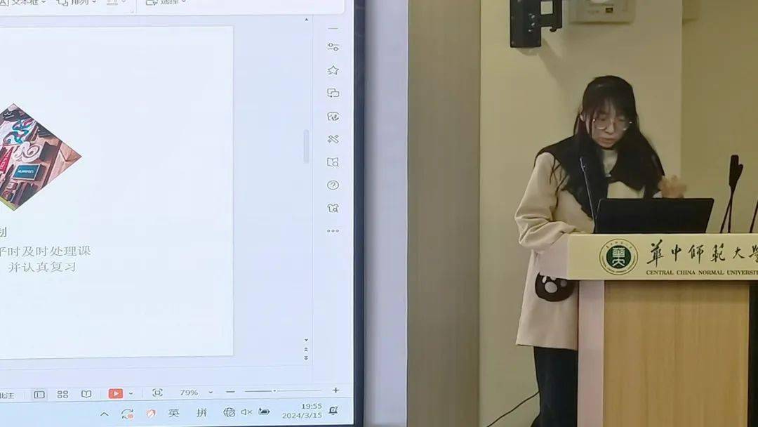 (图为张淼进行分享)张庆奎同学总结自己的进步和不足,并制定了未来的