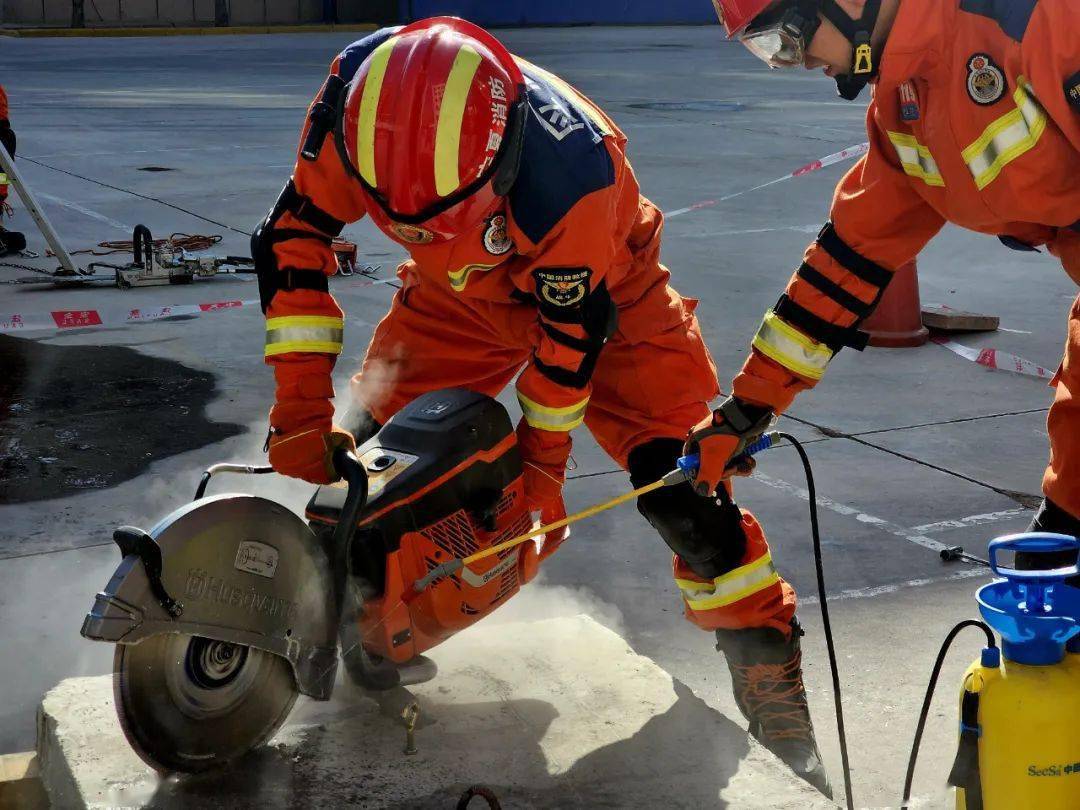 银川市消防救援支队特勤大队二站开展地震救援技术专项训练