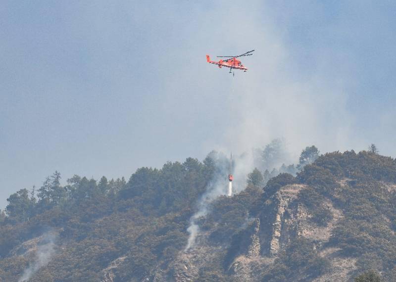 3月18日,直升机对雅江县森林火灾2号火场进行吊桶灭火洒水作业