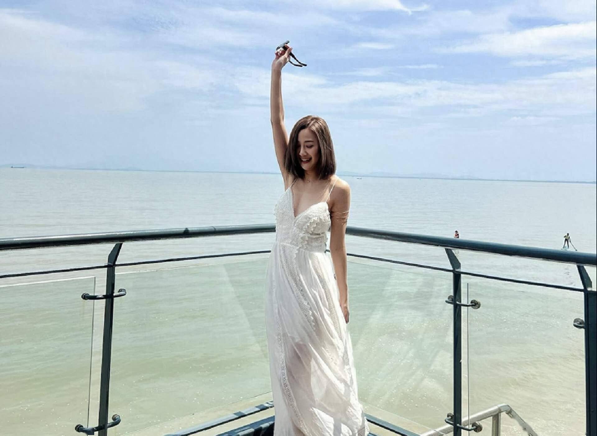 香港女星朱智贤瘦到见骨,穿吊带裙疑真空上阵,出轨人夫事业尽毁