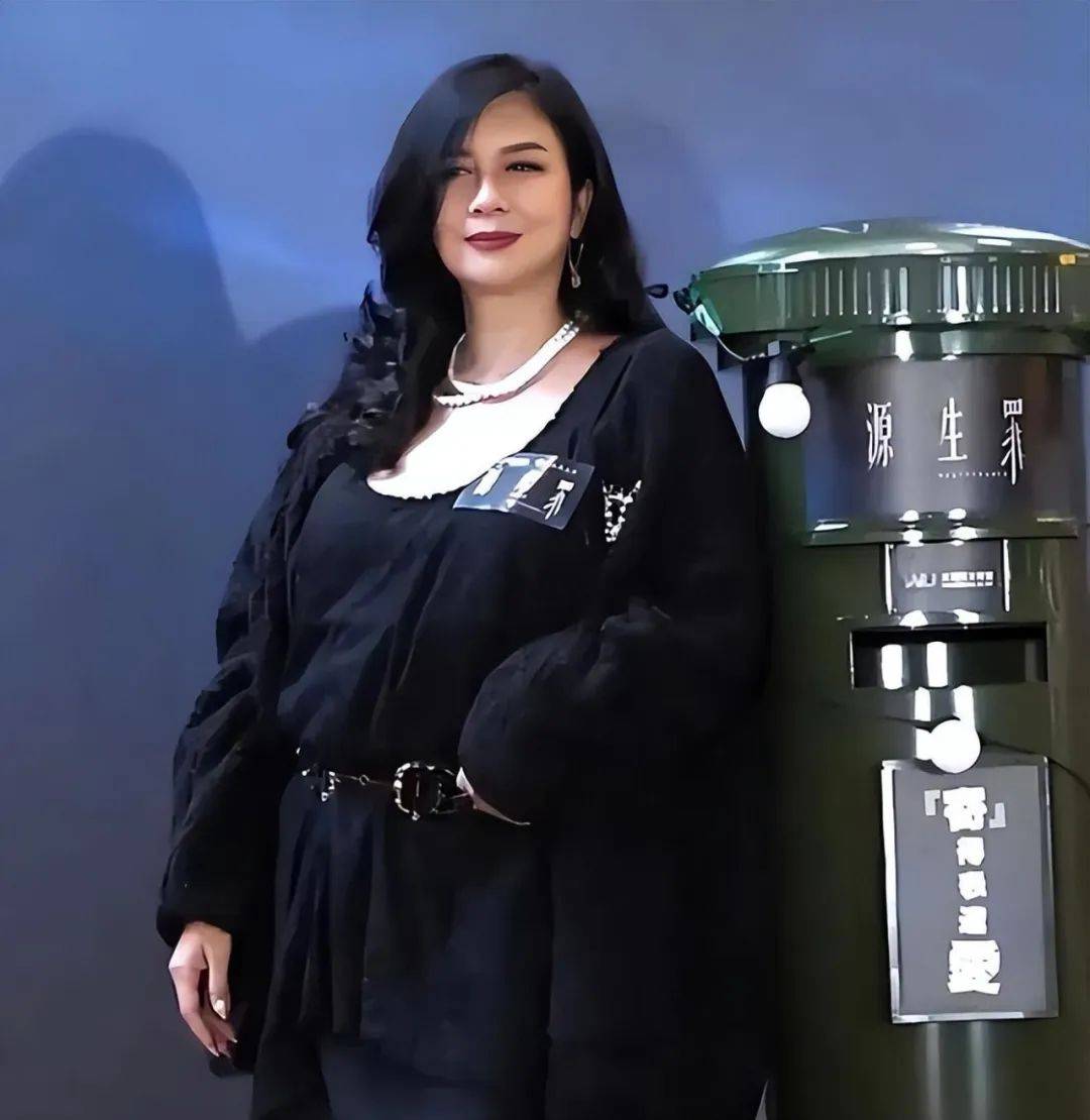 遗憾的是,吴家丽自督查男友离世后,对婚姻失去了信心,至今不婚不育.