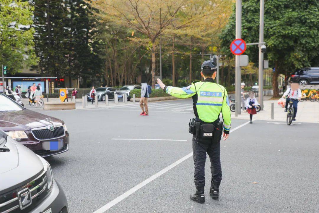 深圳交警警车图片