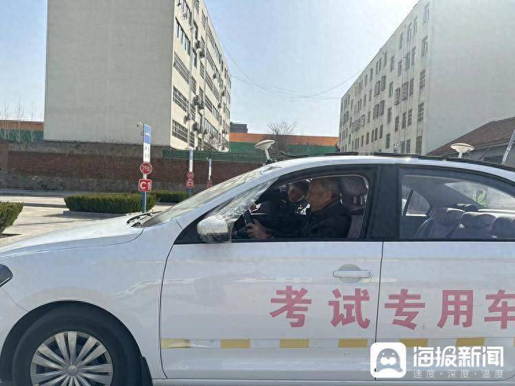 3月21日上午,日照五莲驾驶人考试科目二考场,78岁的高某,一把通过科目