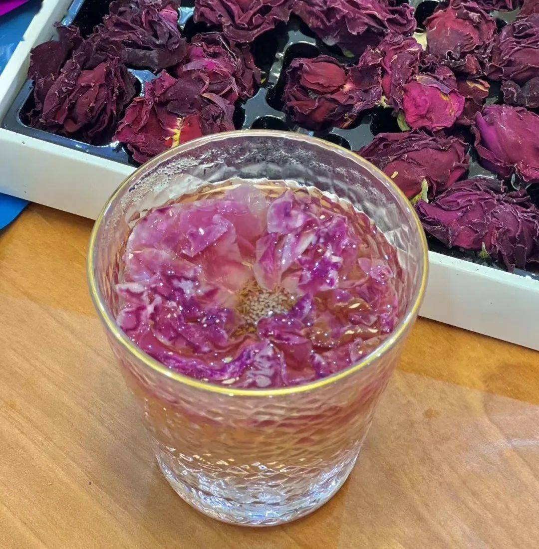 一整颗花中皇后泡出的玫瑰花茶神仙姐姐也爱喝的养颜水