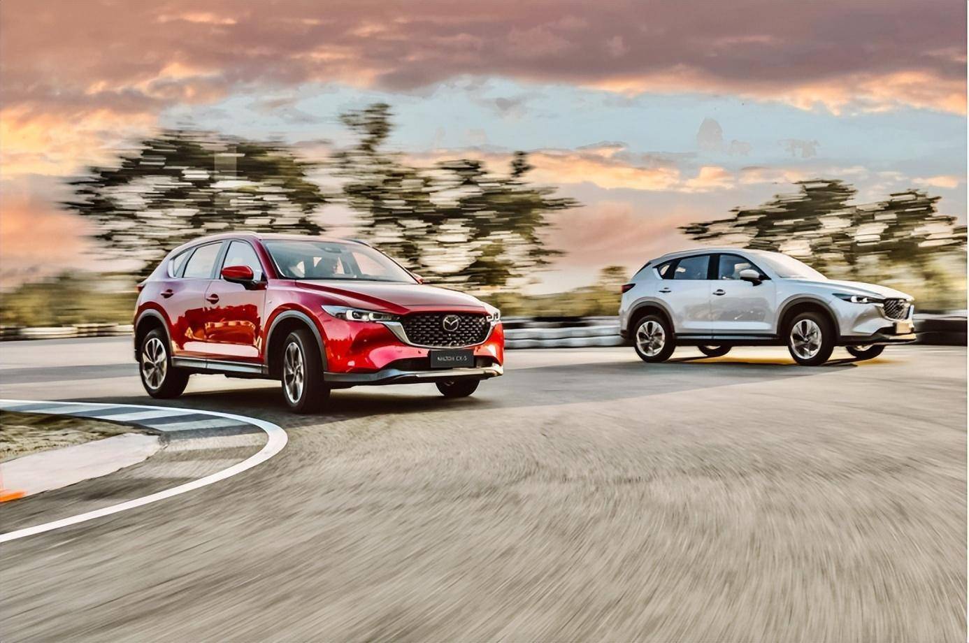 在长安马自达授权的经销商店试驾次世代mazda 3昂克赛拉(质炫版及以上