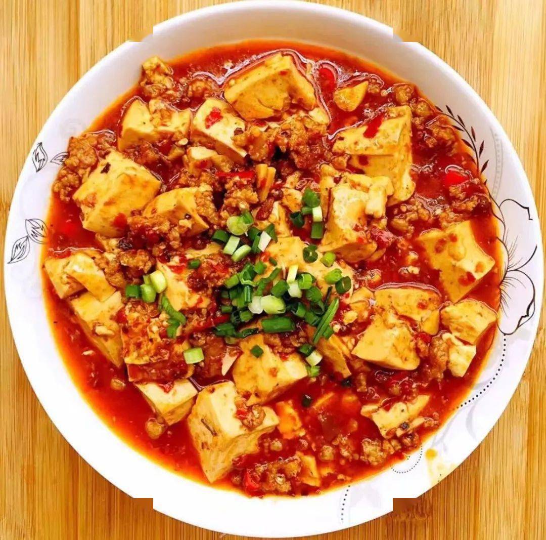 代表美食有:水煮鱼,麻婆豆腐,辣子鸡等.