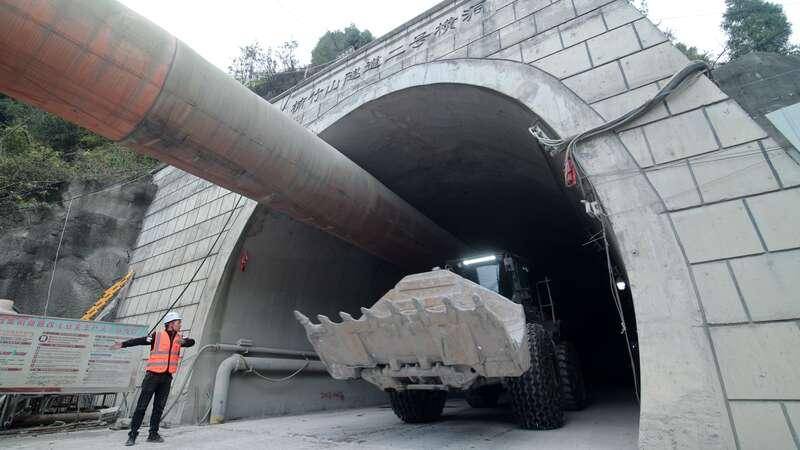 楠竹山隧道贯通渝湘高铁建设再提速