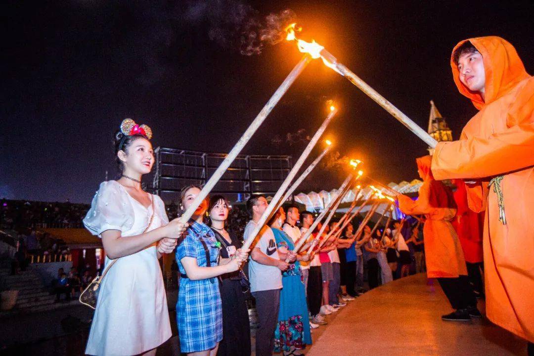 节夜晚的高潮与核心凤凰涅槃·火人燃烧仪式这是对于中国火文化的浪漫