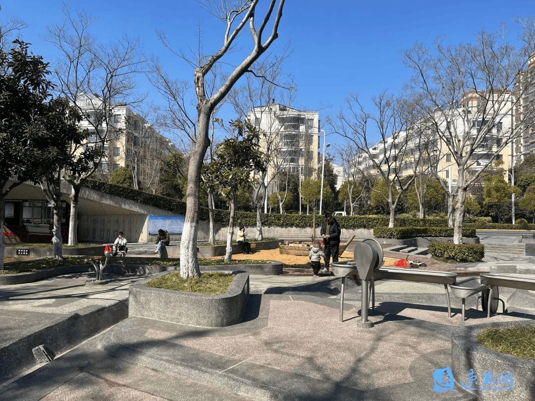 城市"乐享园林"建设计划》,其中明确提出:要进一步丰富园林绿化植物