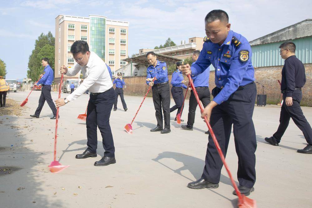 高埗"活动,以徒步查看的方式,实地了解塘厦村美丽圩镇建设和管理情况