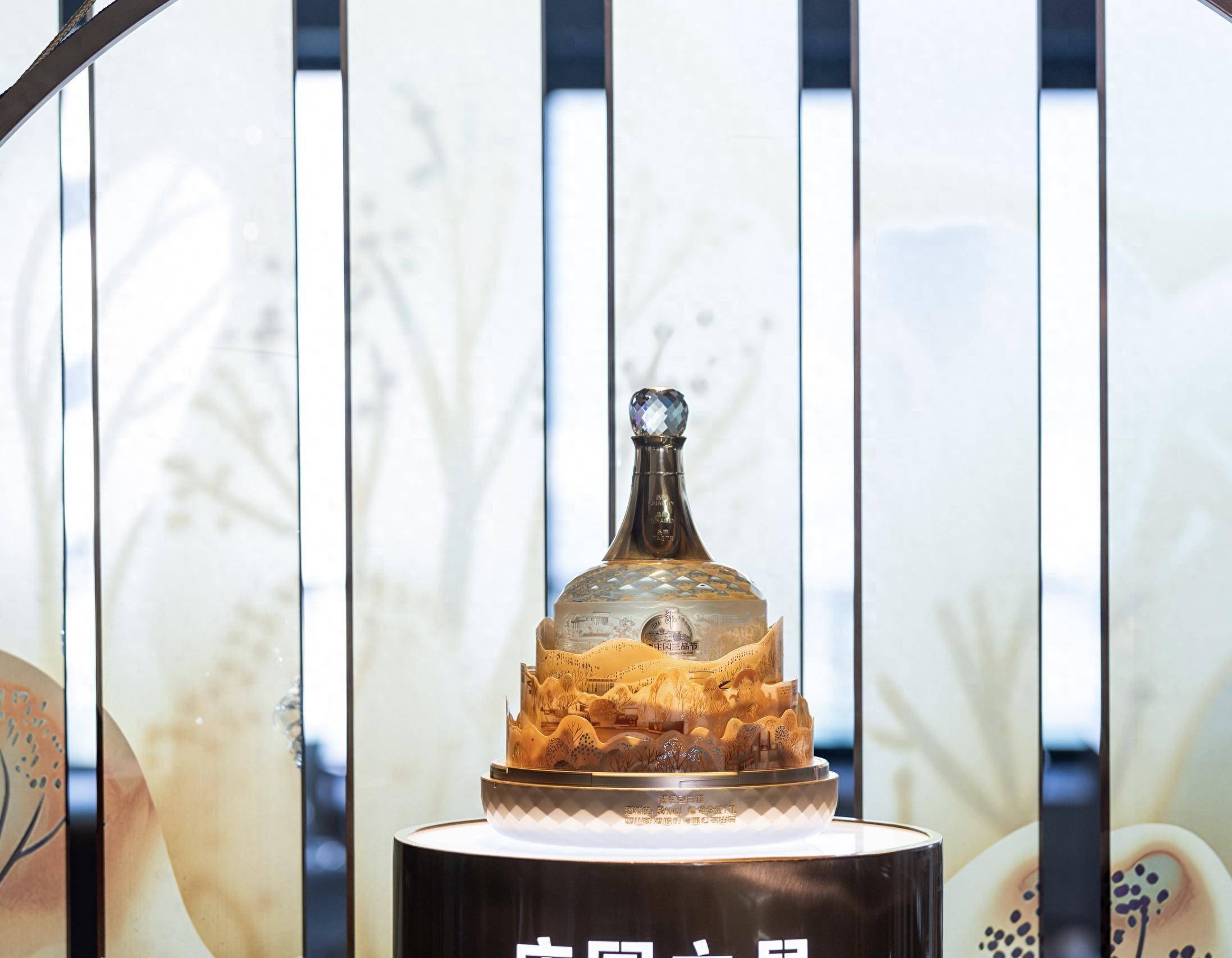 美器美酒相辅相成,极致三品萃得价值珍酿.